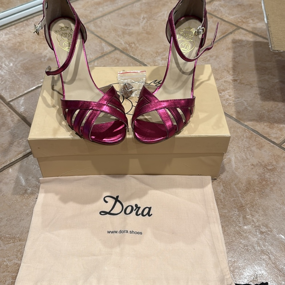 Dora Francesca Laminato Fuxia Sandals